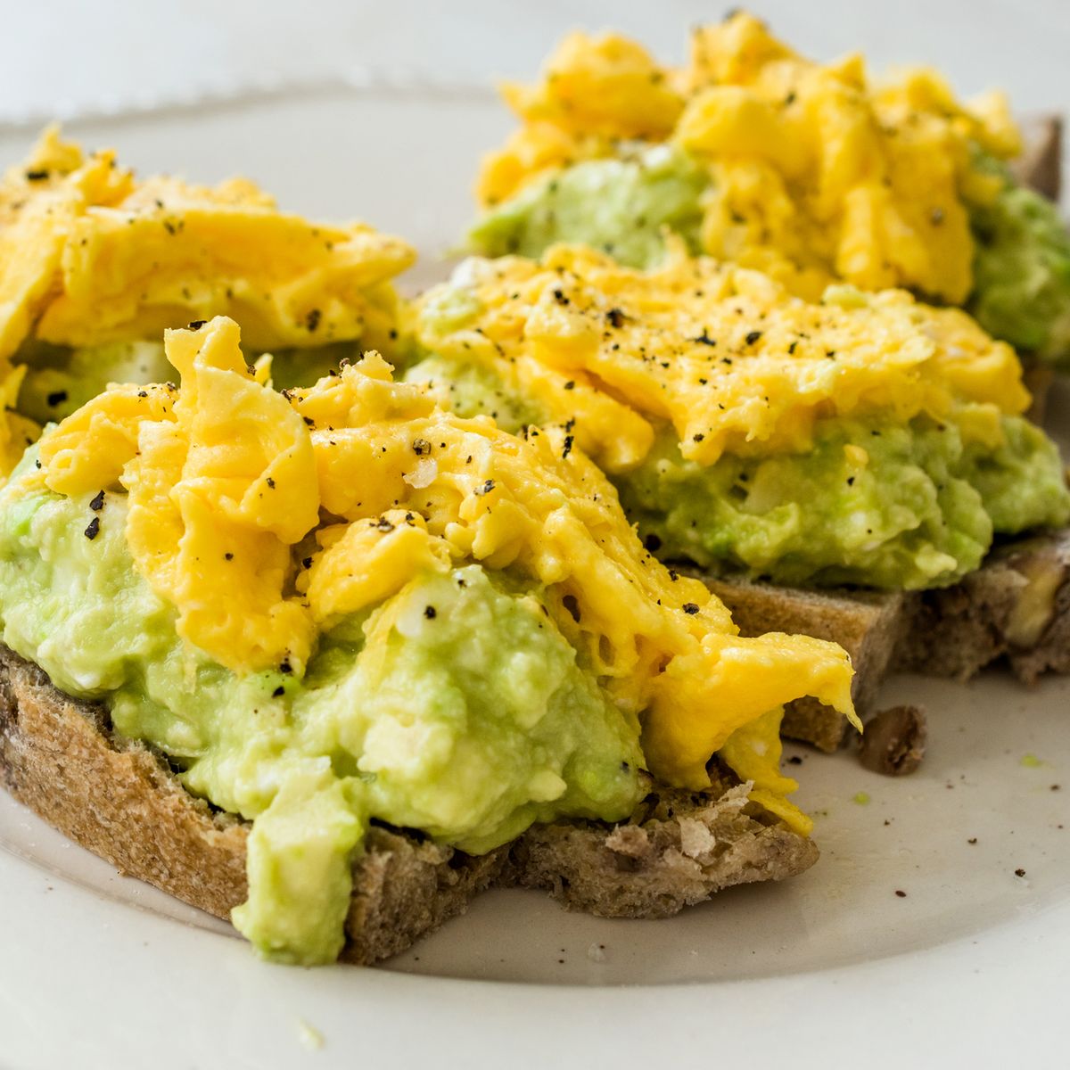 Faça uma deliciosa torrada de abacate com ovos mexidos
