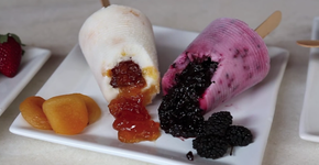 Faça paletas mexicanas de iogurte utilizando copos plásticos