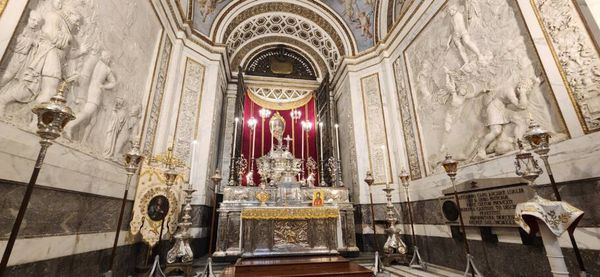 A catedral mistura os estilos arquitetônicos normando, mourisco, gótico, barroco e neoclássico em uma única estrutura