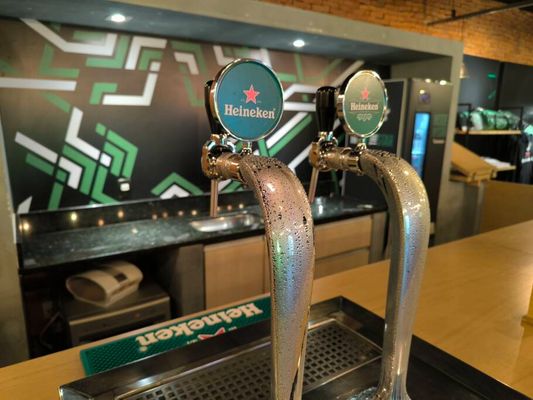 Depois de conhecer todas essas curiosidades com quem realmente entende do assunto e visitar a planta da cervejaria, claro que o passeio só poderia acabar no bar