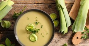 Caldo de mandioca com alho-poró: cremoso, saboroso e perfeito para aquecer os dias frios
