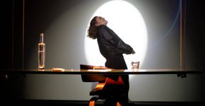 ‘O Ovo e a Galinha’ ganha temporada no Teatro Oficina com Ana Hartmann na pele de Clarice Lispector