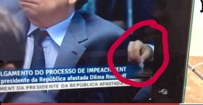 Senador mexe em saquinho suspeito durante discurso de Dilma
