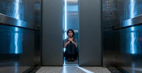 Sonhar que está preso em um elevador pode indicar que tem algo de errado na sua vida