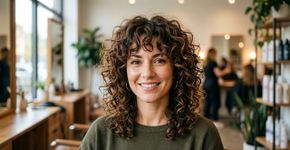 As cabeleireiras especializadas em cachos concordam: “O cabelo cacheado com franja é um dos recursos mais rejuvenescedores e favorecedores, desde que respeite a forma natural do cabelo.”