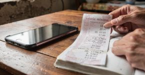 Quantos dias de trabalho são necessários para comprar o celular mais vendido do Brasil em 2026?