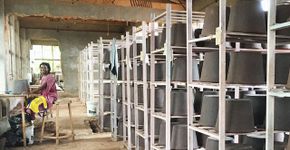 Como potes de argila estão levando água potável para a Uganda