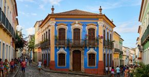 Primeira capital do Brasil por mais de dois séculos, uma cidade ergueu seu núcleo administrativo 85 metros acima da costa e tornou-se ponto de encontro de culturas africanas, europeias e indígenas: Salvador, onde o Pelourinho conserva casarões, igrejas e palácios coloniais