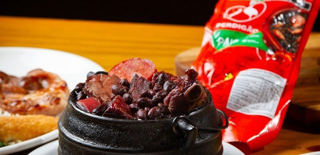 Bar Brahma faz collab inédita em ingredientes da famosa feijoada servida nesse ícone do centro de SP