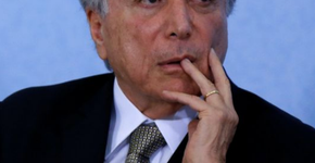 Manifestantes protestam contra Temer cantando ópera na rua