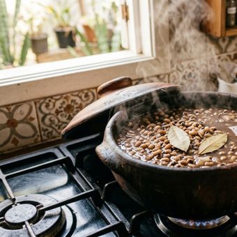 Featured mobile: Por que se deve adicionar folhas de louro à panela ao cozinhar feijão-fradinho e qual a sua função