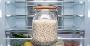 Guardar arroz no próprio saco depois de aberto parece prático, mas no Japão a orientação é outra: dividir os grãos em recipientes bem fechados e usar a gaveta de verduras ajuda a protegê-los de calor, umidade e odores