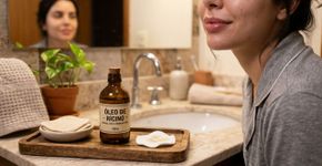 Molhe os lábios com óleo de rícino e aplique com um algodão. Eles ficarão naturalmente mais hidratados e volumosos em poucos dias, sem o uso de gloss ou preenchedor. Uma maneira de cuidar dos lábios ressecados naturalmente