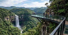 Uma cachoeira de 131 metros despenca diante de um novo mirante com mais de 400 metros quadrados: o parque da Serra Gaúcha onde o visitante observa uma das paisagens naturais mais conhecidas de Canela