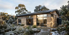 Sem conseguir comprar imóvel em Melbourne, casal construiu uma casa de 212 m² com terra batida e garrafas de vidro na Tasmânia, sem lareira, e afirma gastar zero com aquecimento