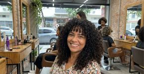 As cabeleireiras especializadas em cachos concordam: “O cabelo cacheado com franja é um dos recursos mais rejuvenescedores e versáteis, desde que respeite a forma natural do cabelo.”