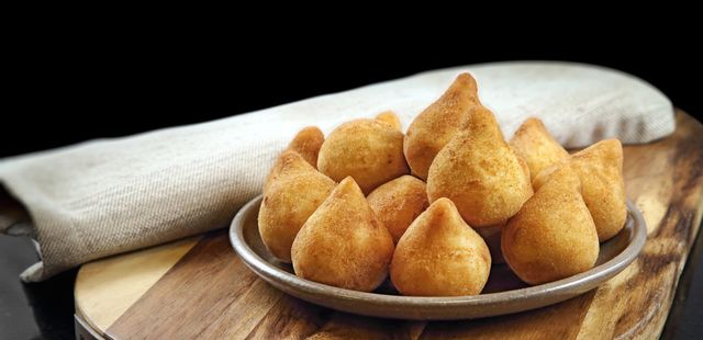 Descubra o sabor incrível da coxinha de frango com massa de batata-doce fit e crocante