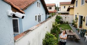 Casal instala câmeras para proteger a casa e, meses depois, é notificado porque o ângulo alcançava o quintal do vizinho