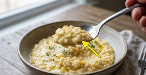 Os chefs italianos concordam: o risoto mais cremoso não é feito com mais creme de leite, mas sim com o controle correto do caldo quente