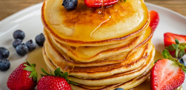 Panquecas americanas com frutas para o café da manhã