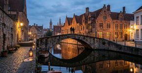 Canais usados pelo comércio, ruas medievais preservadas e edifícios góticos de tijolos formam uma cidade que já foi potência comercial e cultural da Europa: o centro histórico belga ligado aos pintores flamengos dos séculos finais da Idade Média