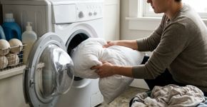 O travesseiro não deve esperar anos para ser lavado: especialistas recomendam higienizar a peça a cada 3 a 6 meses e explicam quais modelos podem ir à máquina