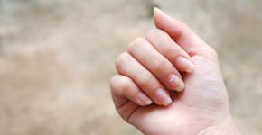 Conheça as causas e tratamento para manchas brancas na unha