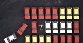 Do alto de um helicóptero, fotógrafo clica modelo nua
