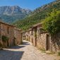 Da redação: A aldeia com apenas 40 moradores está em busca de novos habitantes: oferece moradia gratuita, trabalho e uma vida mais calma nas montanhas escondidas da Europa