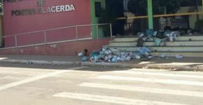 Após dias sem coleta, moradores jogam lixo na porta da prefeitura em cidade do MT