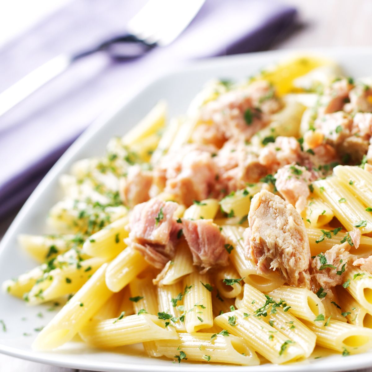 Você só precisa de 20 minutos para fazer este macarrão cremoso com atum e milho irresistível
