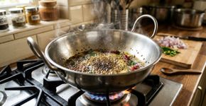 Os chefs indianos concordam: “Para que o curry fique perfeito, é preciso tostar as especiarias no óleo quente antes de adicionar qualquer líquido”