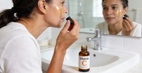 Vitamina C ou Retinol? Saiba qual usar primeiro para transformar a textura da sua pele