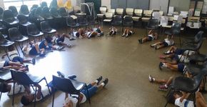 À la Michelangelo: em aula de artes, alunos desenham deitados