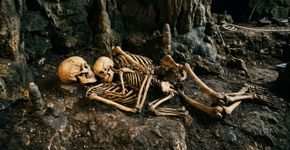 Eles se abraçaram por 12.000 anos, e agora o DNA revelou que essa cena paleolítica era ainda mais comovente e misteriosa do que parecia inicialmente