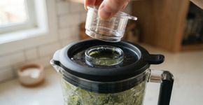 O liquidificador tem uma pequena tampa no centro: para que ela serve?