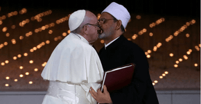 Lição de fotografia: beijo do Papa Francisco não é o que parece