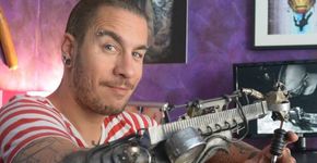 Tatuador sem antebraço usa prótese com máquina adaptada para tatuar