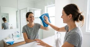 Meia colher num pano úmido e o espelho do banheiro fica sem manchas durante semanas: o truque alemão remove embaçado e deixa o vidro transparente como cristal