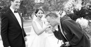 Tom Hanks invade sessão de fotos de casamento e felicita noivos