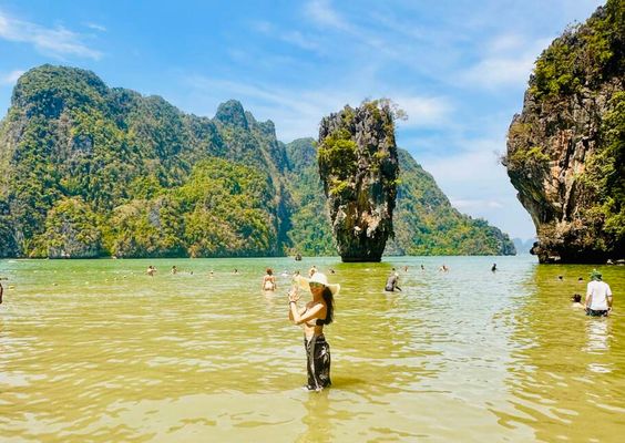 Ilha do James Bond é visitada em um passeio de dia todo, que inclui caiaque e exploração de caverna