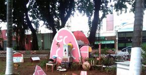Sem-teto monta casinha e reforma praça em bairro nobre de SP
