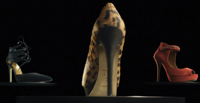 Ação de marketing de cervejaria é acusada de machismo por convidar mulheres a comprar sapatos enquanto homens assistem futebol