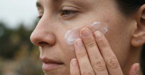 Passar protetor solar apenas quando o céu está aberto pode deixar a pele desprotegida: dermatologistas americanos lembram que até 80% dos raios ultravioleta podem atravessar as nuvens