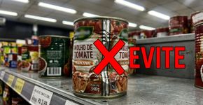 Comprar uma lata apenas porque o conteúdo ainda está dentro do prazo pode esconder outro sinal de risco: na Austrália, a orientação é evitar embalagens estufadas, vazando, enferrujadas, amassadas ou com o lacre danificado