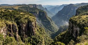 Alterado por uma lei de 2016, o parque catarinense de 49.800 hectares reúne trilhas entre xaxins gigantes, cachoeiras e formações rochosas: no Morro da Igreja, a Pedra Furada se destaca entre as montanhas da Serra Geral.