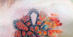 Misto de tatuador e terapeuta, artista tatua emoções de clientes em seus corpos