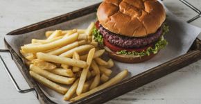 Hambúrguer e batata frita: veja como incluir na dieta sem prejudicar a saúde 