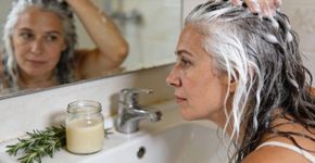 O que saber antes de usar bicarbonato no cabelo grisalho