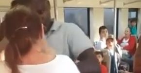 Mulher acusa negro de roubá-la em trem de SP; veja vídeo